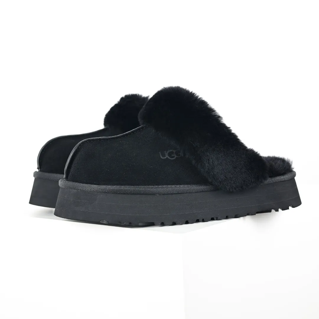 Pick up locally 💰520 Core recommendation with good price In recent years, uug has launched a series of styles, which are partially geared towards the preferences of young consumers and have also moved to the forefront of fashion trends. Shoe body material: water-repellent coated suede upper, 17mm UGGPURE™ implanted wool insole, lightweight non-slip and comfortable rubber outsole, with brand LOGO and trademark, with full packaging Size: 35 36 37 38 39 40
